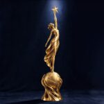 Die CultAWARD-Trophäe: eine goldene Frau auf der Weltkugel greift nach einem Stern
