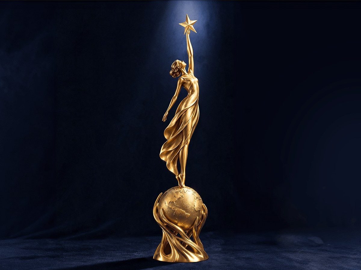 Die CultAWARD-Trophäe: eine goldene Frau auf der Weltkugel greift nach einem Stern