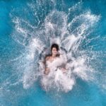 Splashdiver landet von oben gesehen im Wasser und erzeugt eine weiße Fontäne