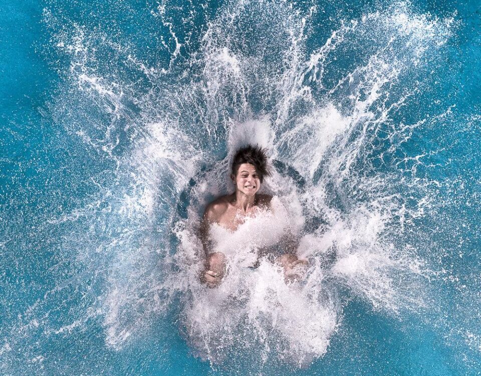 Splashdiver landet von oben gesehen im Wasser und erzeugt eine weiße Fontäne